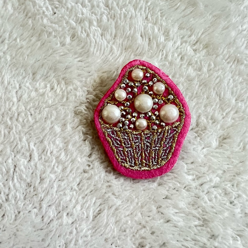 🌿 5/$15 Pink Cupcake Brooch
